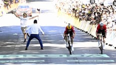 Flitzer rennt bei Zielsprint auf die Strecke