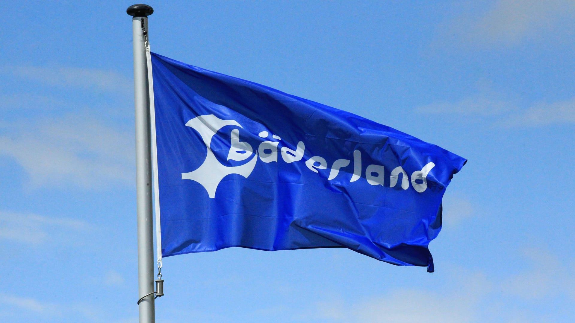 Die Flagge von Bäderland (Symbolfoto): Wegen Wartungsarbeiten bleibt ein Schwimmbad mehrere Wochen geschlossen.