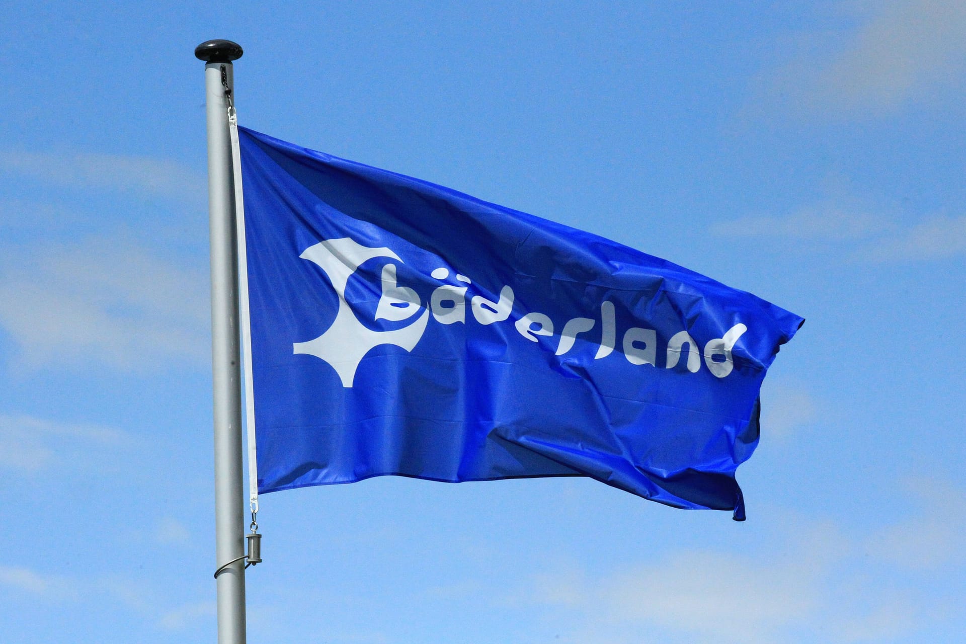 Die Flagge von Bäderland (Symbolfoto): Wegen Wartungsarbeiten bleibt ein Schwimmbad mehrere Wochen geschlossen.