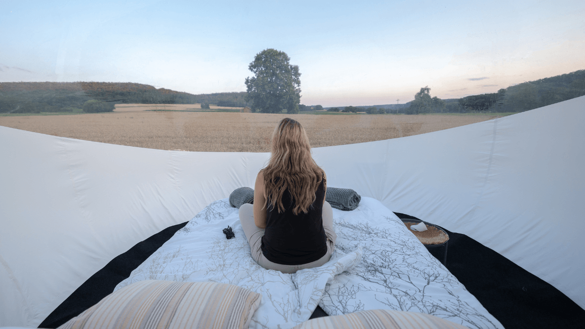 Übernachten im durchsichtigen Bubble Tent bei Greding: Die Zelte bieten freie Sicht in die Natur und ermöglichen nachts einen ungestörten Blick in den Sternenhimmel.