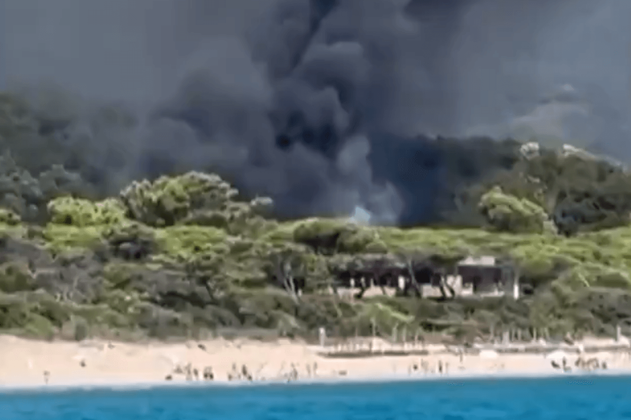 Ein heftiger Waldbrand bei Castiglione della Pescaia: 600 Urlauber müssen fliehen.