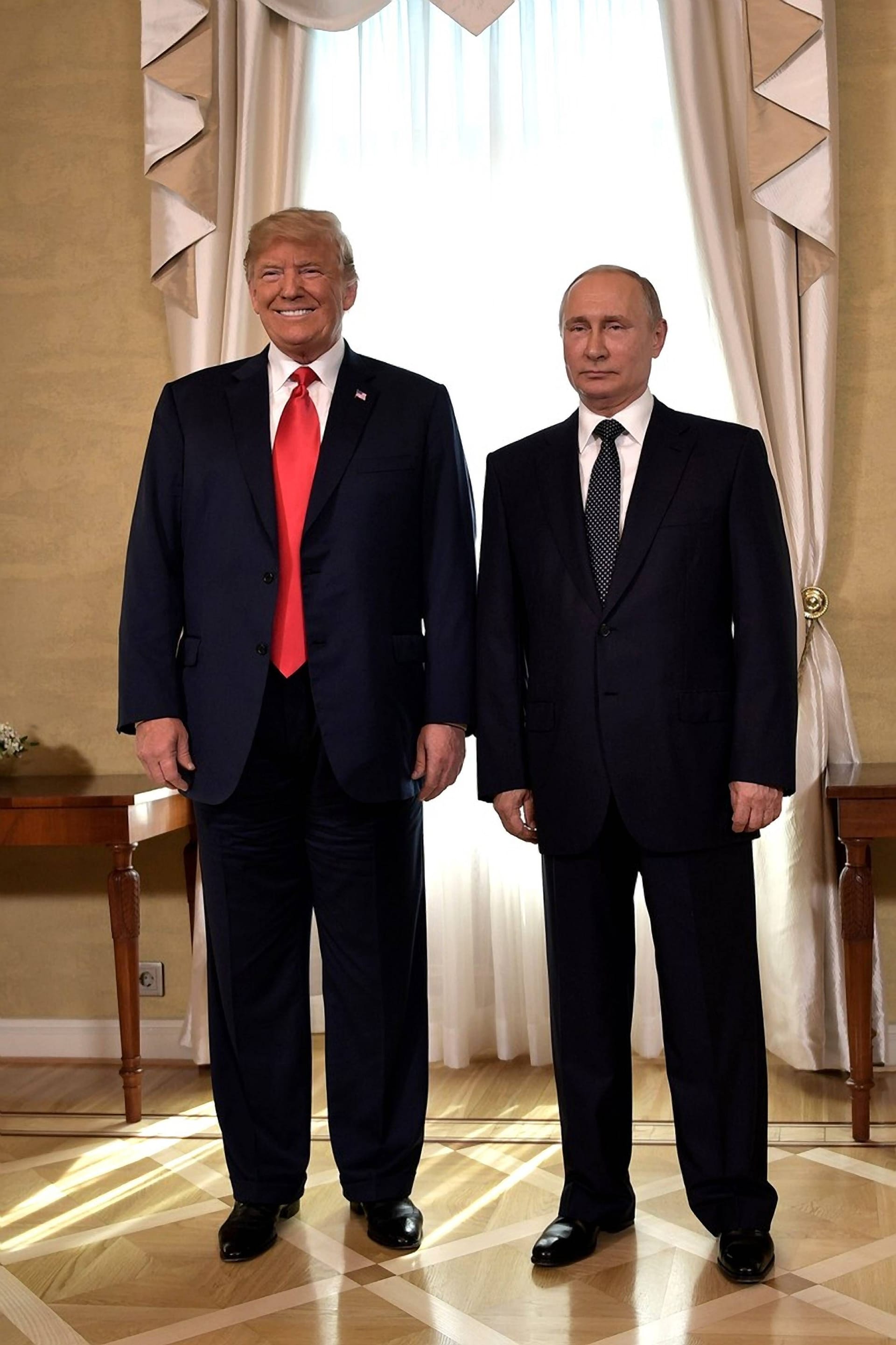 Wladimir Putin und US-Präsident Donald Trump zu Beginn eines Gipfeltreffens am 16. Juli 2018 in Helsinki, Finnland.