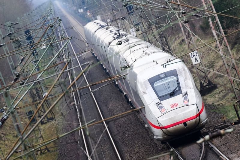 Ein ICE (Symbolbild): Eine Weichenstörung zwischen Berlin und Wolfsburg hat zu Behinderungen im Bahnverkehr geführt.