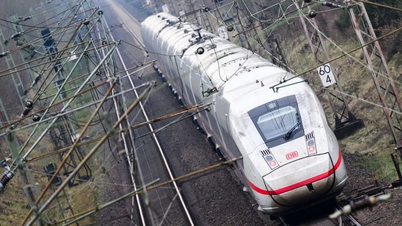 Ein ICE (Symbolbild): Eine Weichenstörung zwischen Berlin und Wolfsburg hat zu Behinderungen im Bahnverkehr geführt.