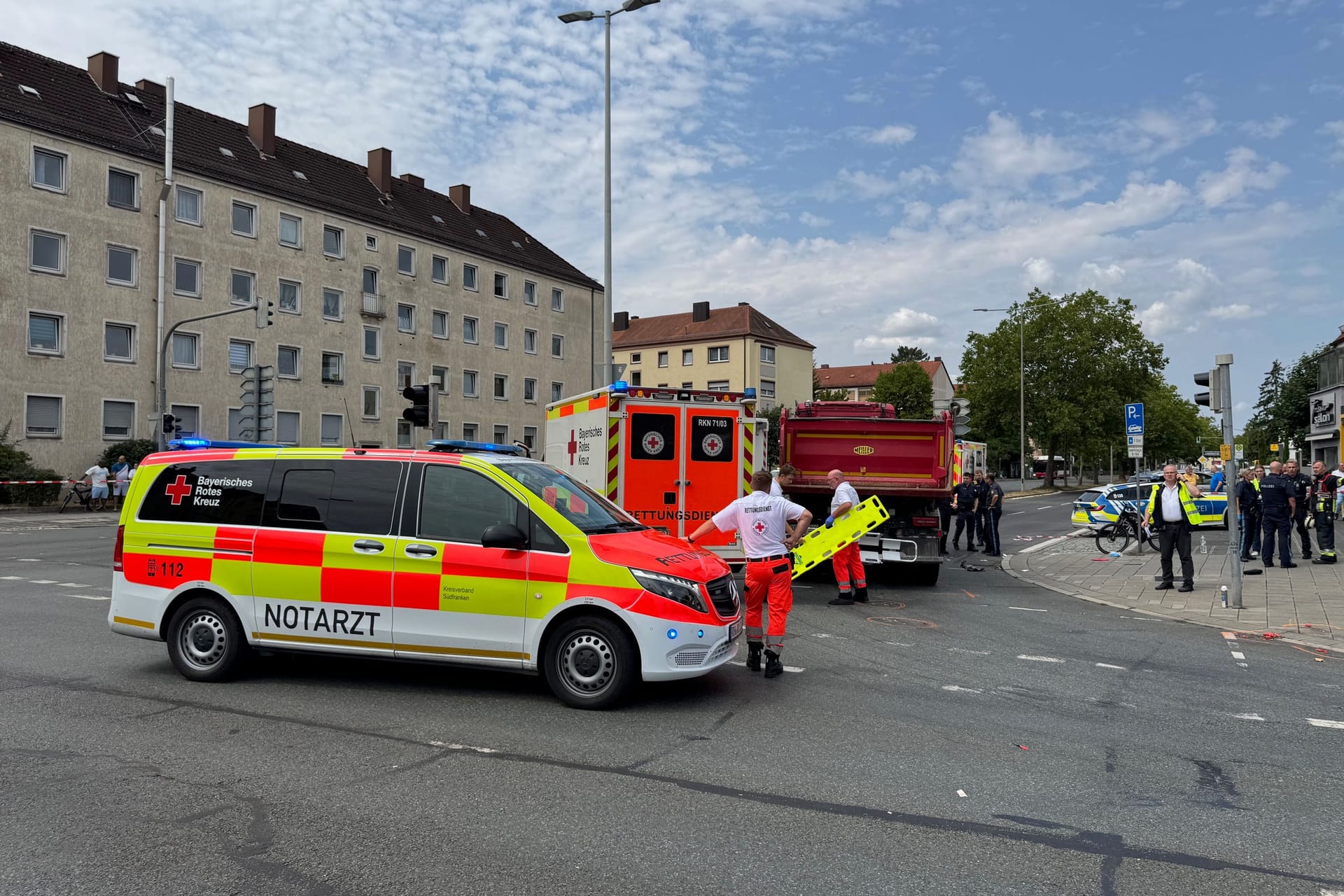 An der Von-der-Tann-Straße in Nürnberg ist am Dienstagmittag in Richtung Rothenburger Straße kein Durchkommen mehr nach einem Unfall.