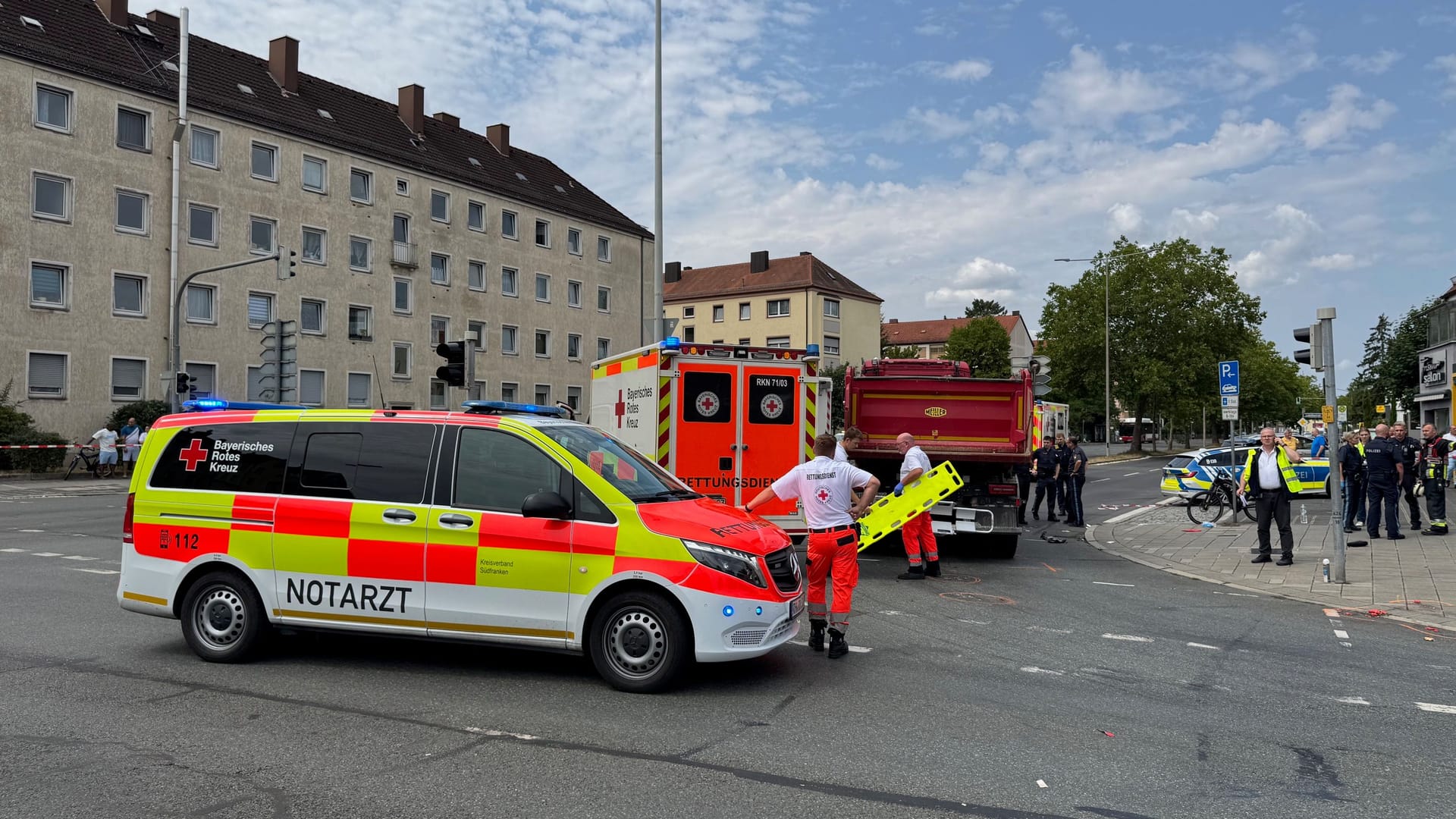An der Von-der-Tann-Straße in Nürnberg ist am Dienstagmittag in Richtung Rothenburger Straße kein Durchkommen mehr nach einem Unfall. An der Von-der-Tann-Straße in Nürnberg ist am Dienstagmittag in Richtung Rothenburger Straße kein Durchkommen mehr nach einem Unfall.
