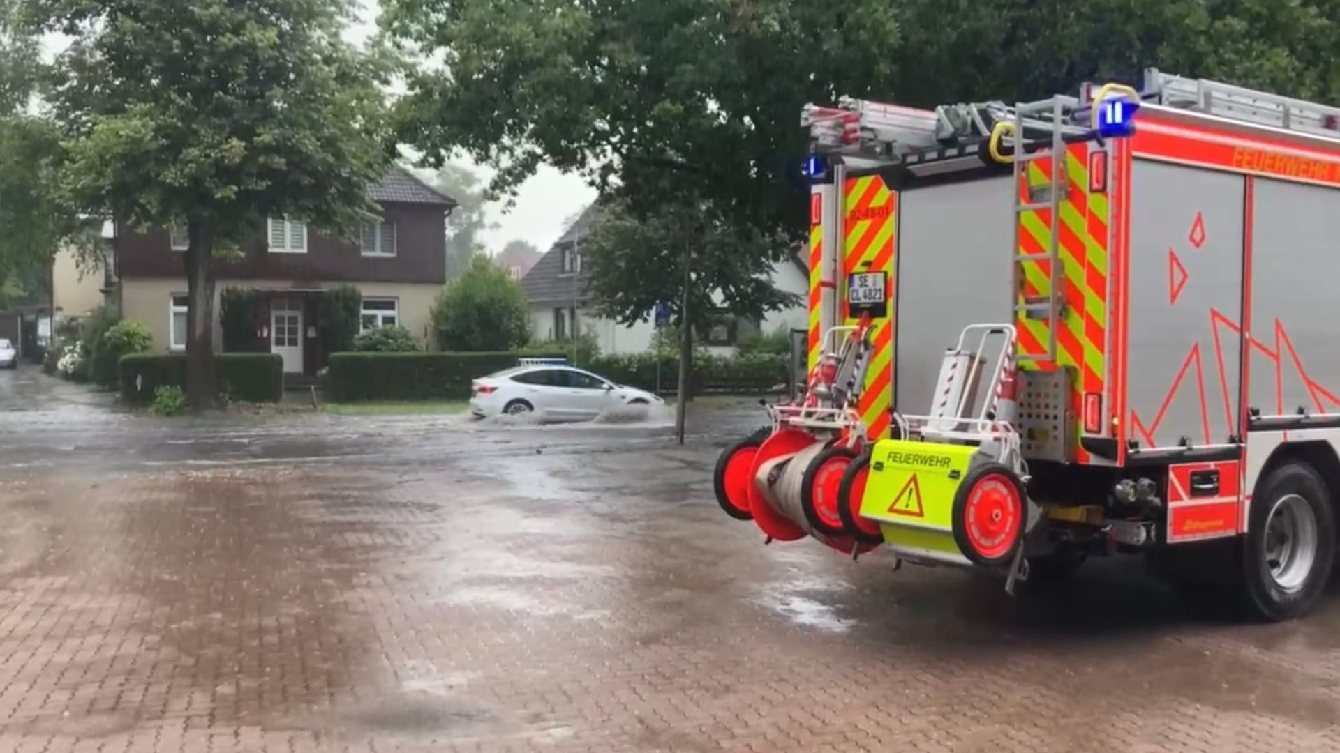 Überflutete Straße in Norderstedt: Die Feuerwehr rief den Ausnahmezustand aus.