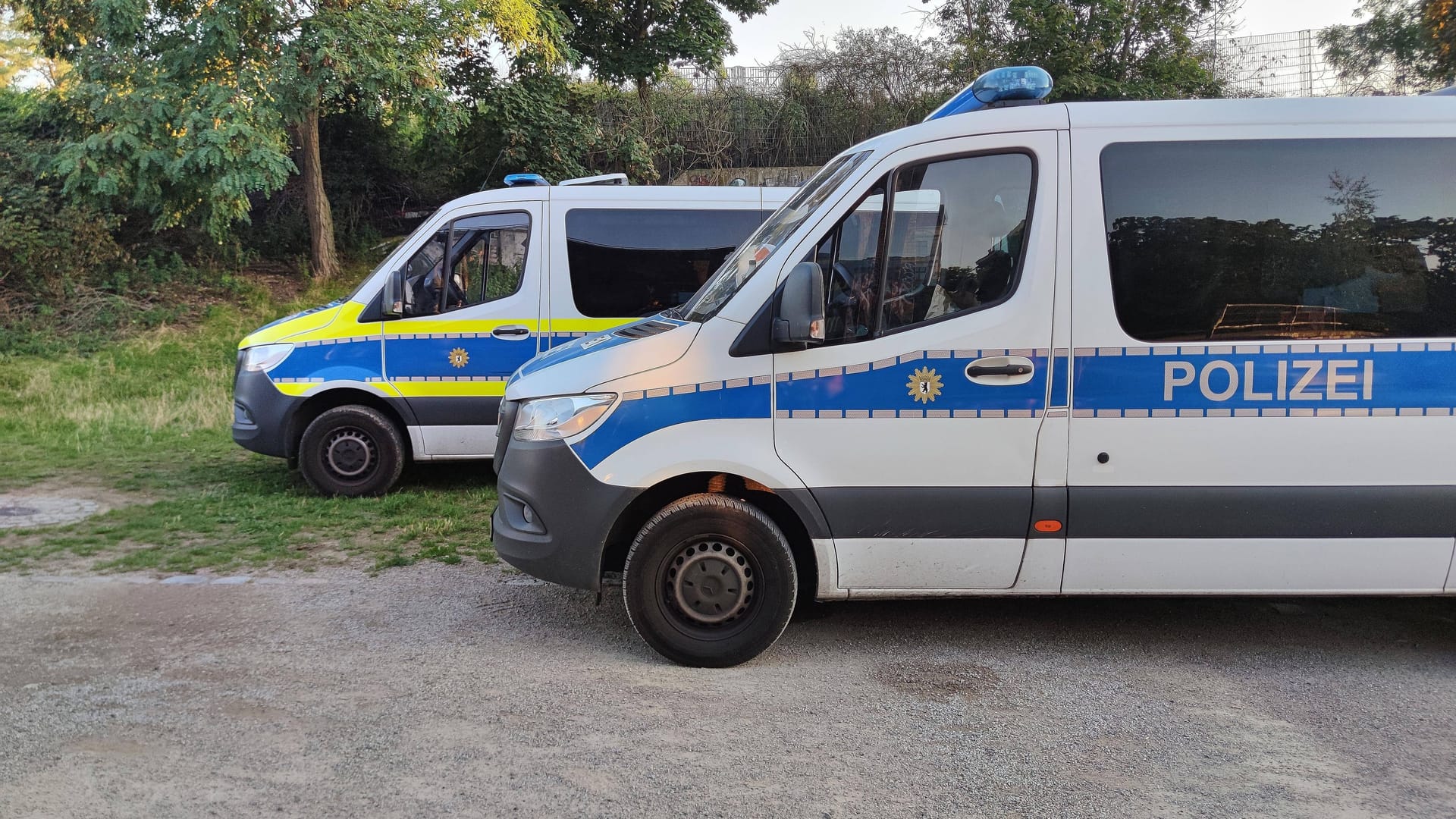 Berliner Polizeiwagen vor einem Park (Symbolbild): Der Angriff soll in einer Grünanlage am Erkelenzdamm stattgefunden haben. Berliner Polizeiwagen vor einem Park (Symbolbild): Der Angriff soll in einer Grünanlage am Erkelenzdamm stattgefunden haben.