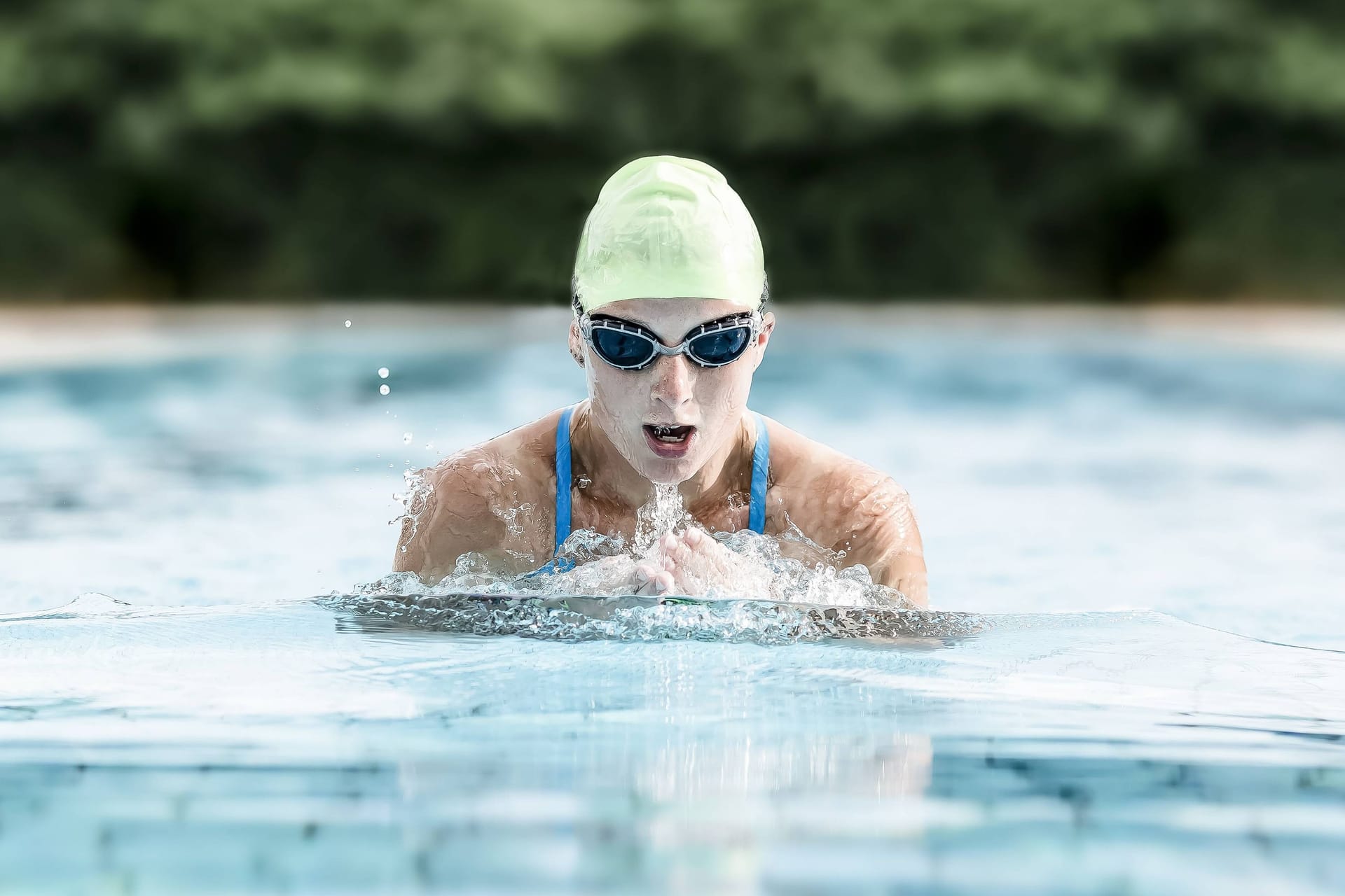 Frau in einem Schwimmbad (Symbolfoto): Jedes Jahr kommt es in Aachener Schwimmbädern zu sexueller Belästigung. Landesweit steigen die Zahlen an.