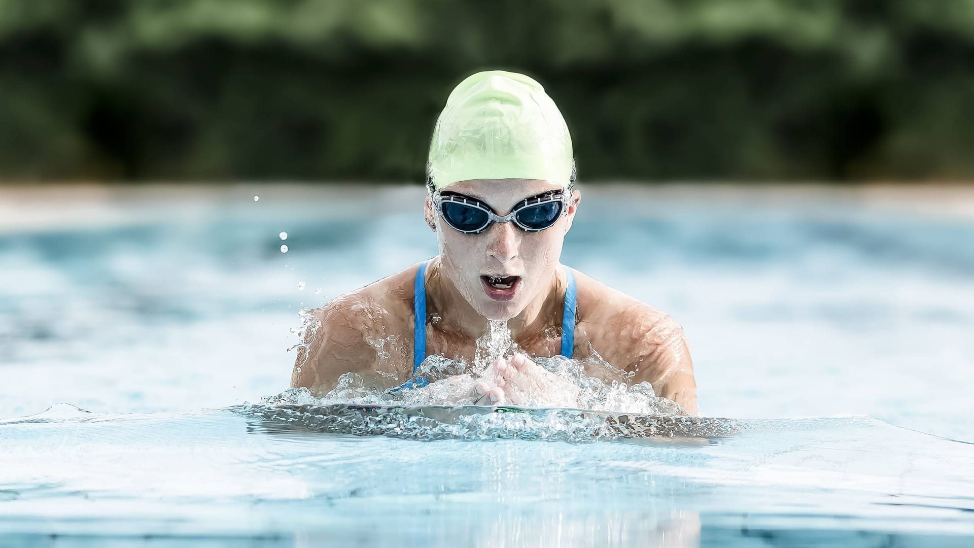 Frau in einem Schwimmbad (Symbolfoto): Jedes Jahr kommt es in Aachener Schwimmbädern zu sexueller Belästigung. Landesweit steigen die Zahlen an.