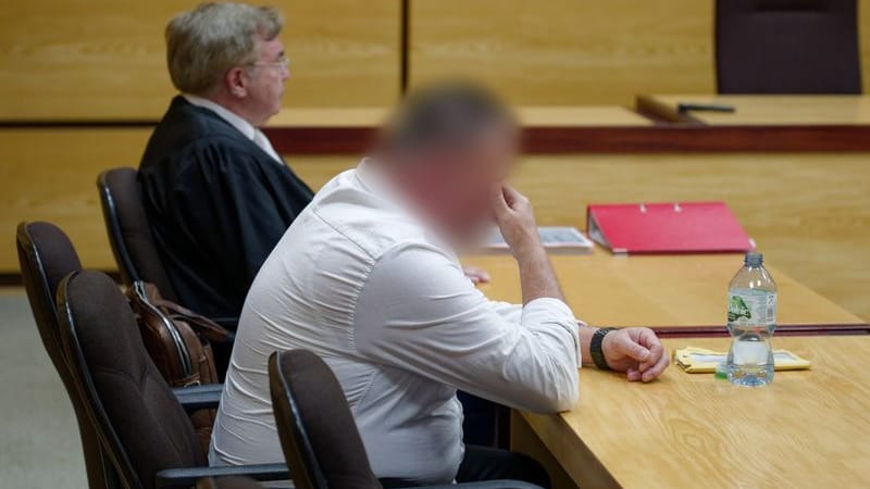 Rechtsanwalt Mark Niehuus (l) und der Angeklagte (r) warten in einem Gerichtssaal im Amtsgericht Brühl auf den Beginn der Verhandlung: Dem Mann wird fahrlässige Tötung im Zusammenhang mit dem Zugunglück von Hürth vorgeworfen. Rechtsanwalt Mark Niehuus (l) und der Angeklagte (r) warten in einem Gerichtssaal im Amtsgericht Brühl auf den Beginn der Verhandlung: Dem Mann wird fahrlässige Tötung im Zusammenhang mit dem Zugunglück von Hürth vorgeworfen.