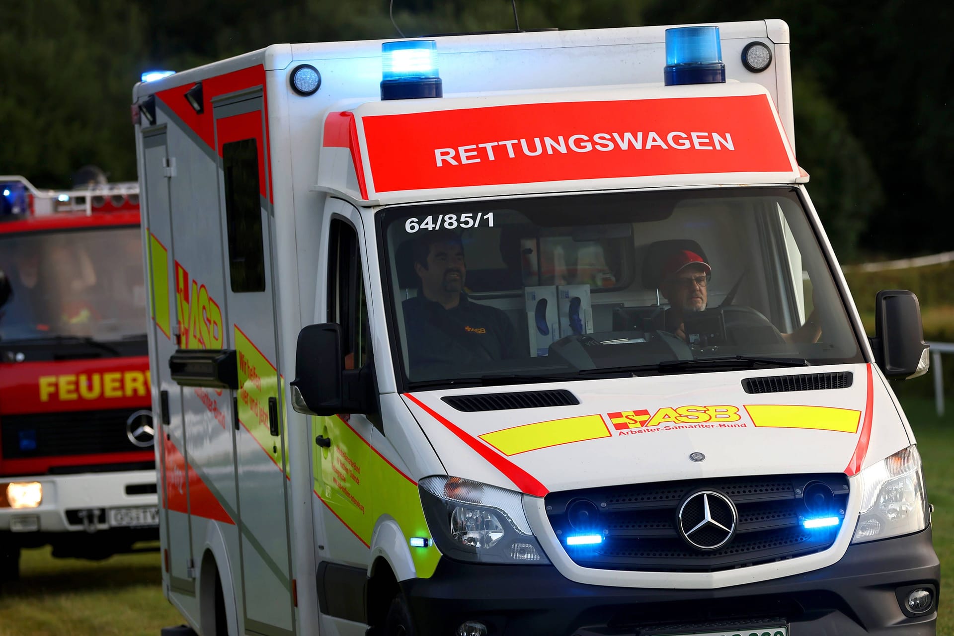Krankenwagen und Feuerwehr in Niedersachsen (Symbolfoto): In Syke ist ein toter 13-Jähriger entdeckt worden.