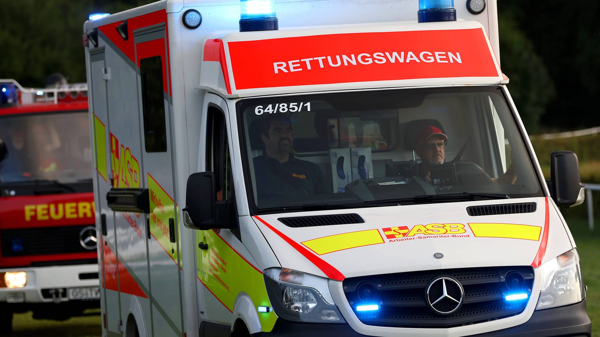 Krankenwagen und Feuerwehr in Niedersachsen (Symbolfoto): In Syke ist ein toter 13-Jähriger entdeckt worden.