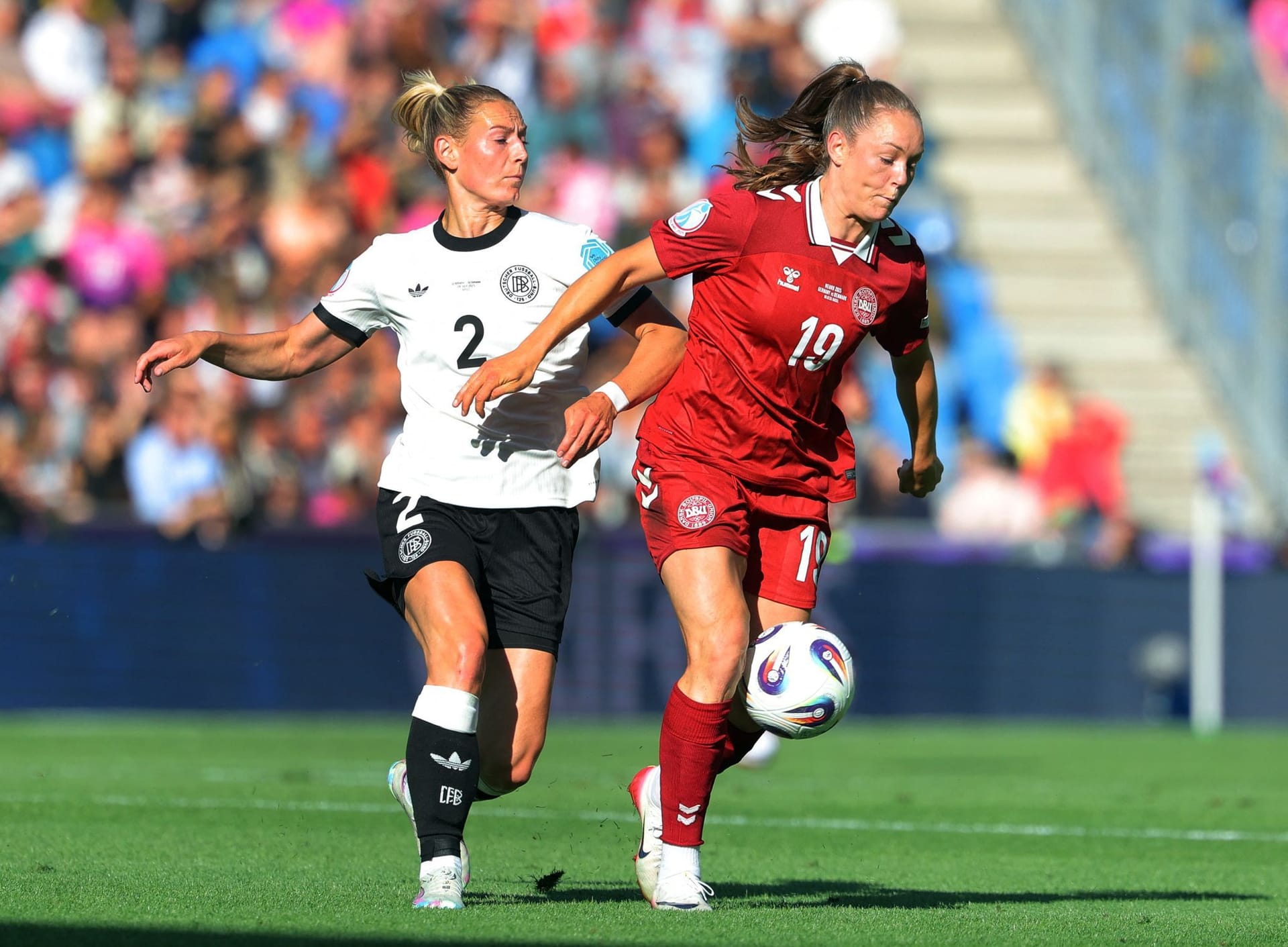 Sarai Linder: Der Wolfsburgerin gelang eine deutliche Leistungssteigerung im Vergleich zum Polen-Spiel. In der Rückwärtsbewegung ohne Fehler, in der Offensive gefährlich. Störte Gegenspielerin Pernille Harder entscheidend vor dem deutschen Tor (25.) und forderte Dänemarks Torhüterin (45.) kurz darauf selbst mit einem gefährlichen Flatterball. Note 2 Sarai Linder: Der Wolfsburgerin gelang eine deutliche Leistungssteigerung im Vergleich zum Polen-Spiel. In der Rückwärtsbewegung ohne Fehler, in der Offensive gefährlich. Störte Gegenspielerin Pernille Harder entscheidend vor dem deutschen Tor (25.) und forderte Dänemarks Torhüterin (45.) kurz darauf selbst mit einem gefährlichen Flatterball. Note 2