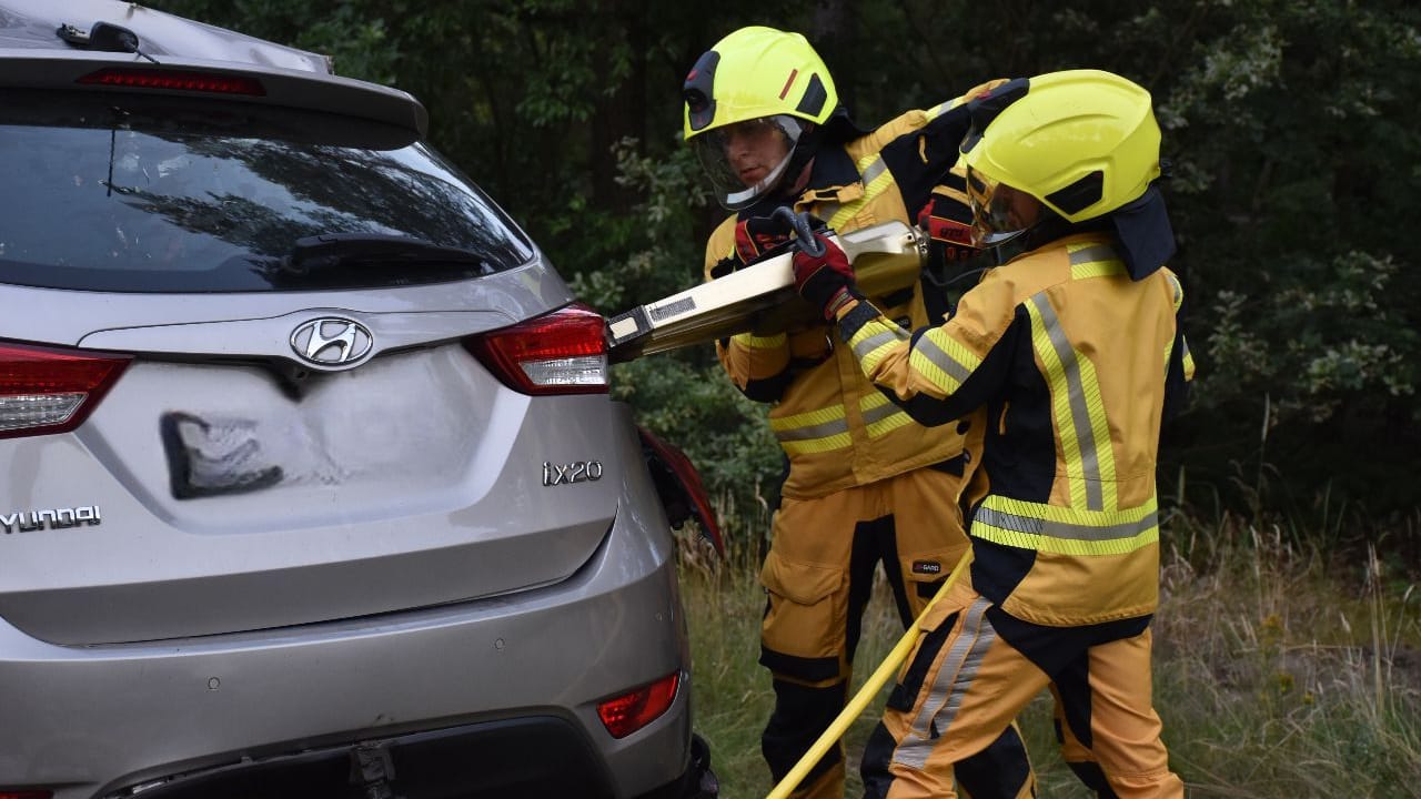 Retter an der Unfallstelle im Einsatz.