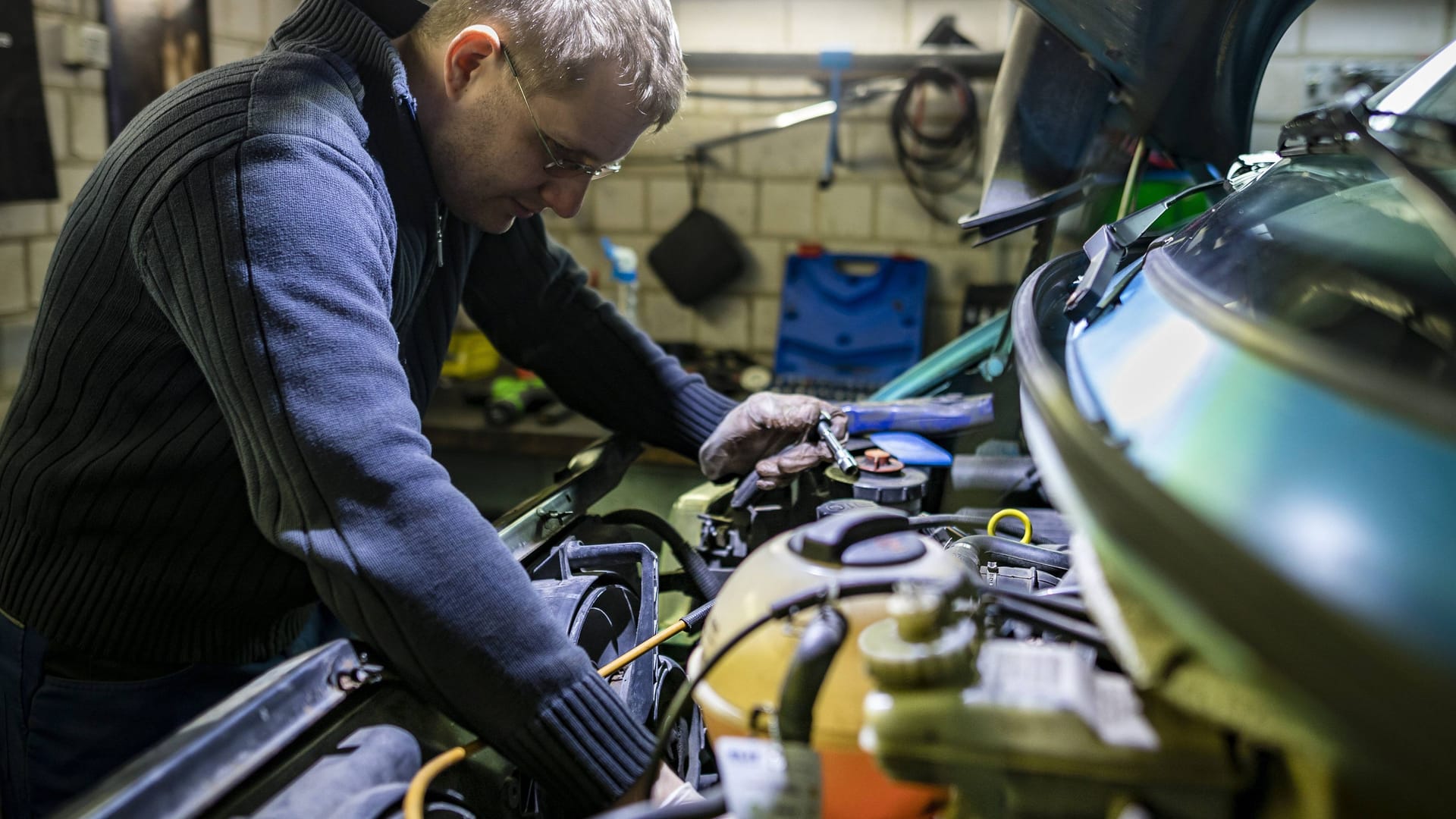 Mechaniker blickt in den Motorraum eines Autos (Symbolfoto): In Hamburg sind die Werkstattkosten bundesweit am höchsten. Mechaniker blickt in den Motorraum eines Autos (Symbolfoto): In Hamburg sind die Werkstattkosten bundesweit am höchsten.