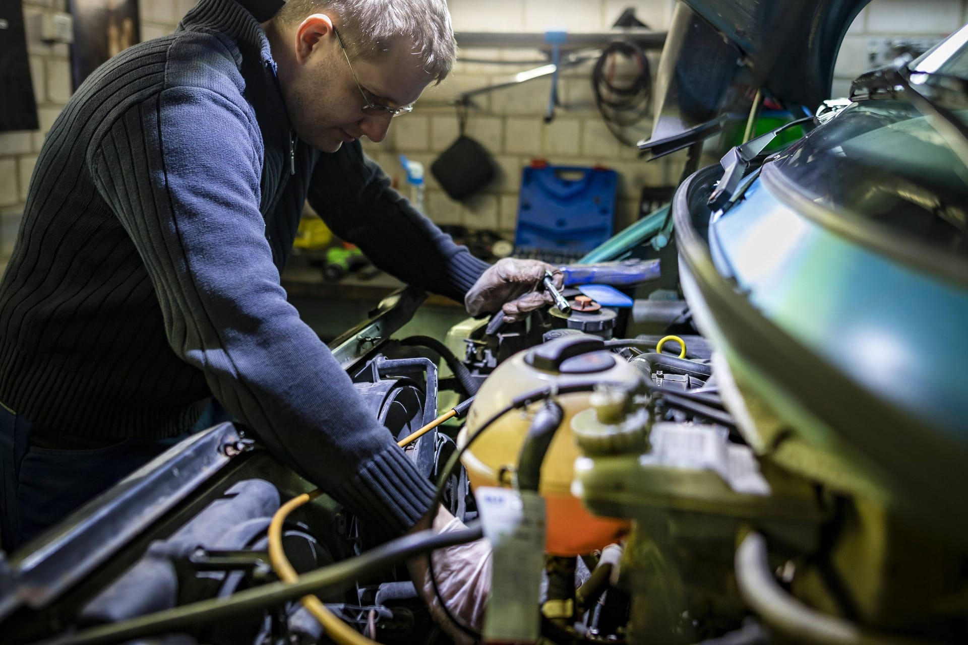 Mechaniker blickt in den Motorraum eines Autos (Symbolfoto): In Hamburg sind die Werkstattkosten bundesweit am höchsten.