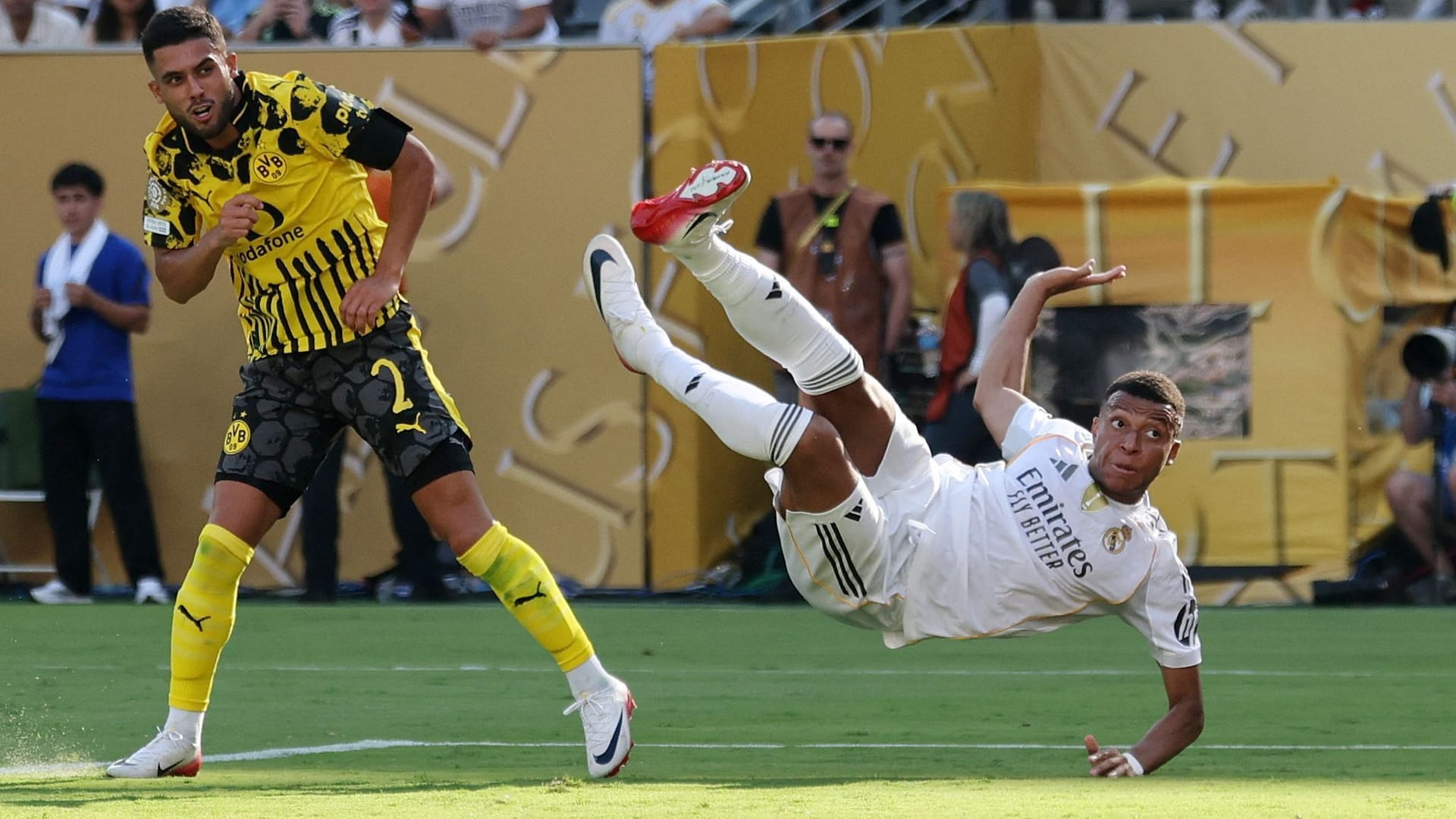 Kylian Mbappé (r.) liegt in der Luft: Der Franzose traf per Seitfallzieher.