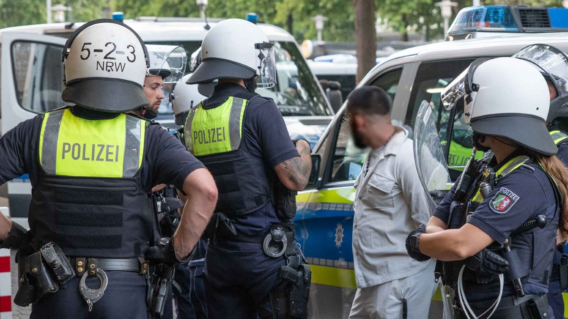 Massenschlägerei: Einsatzkräfte der Polizei halten vor dem Hauptbahnhof einen Mann fest.