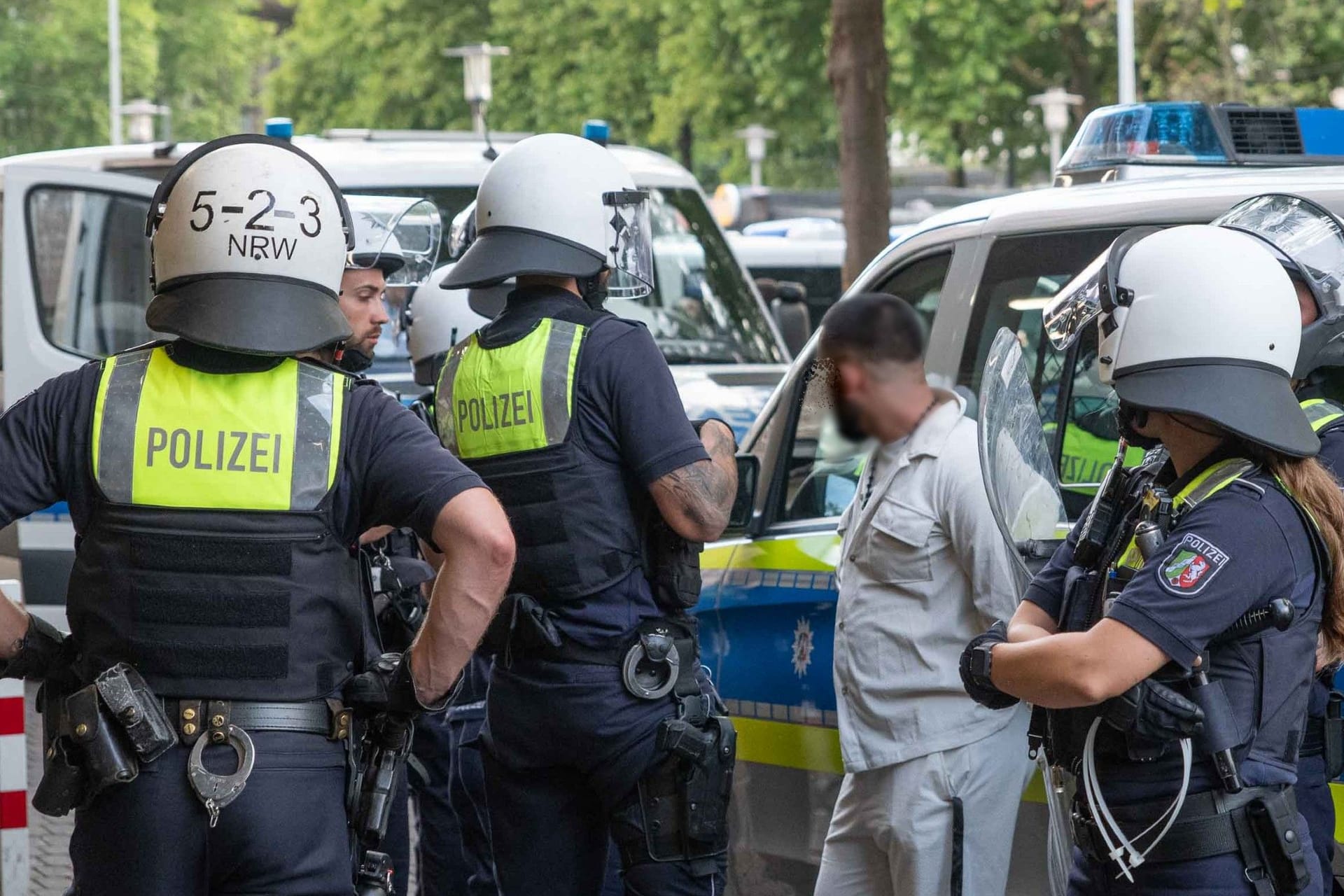 Massenschlägerei: Einsatzkräfte der Polizei halten vor dem Hauptbahnhof einen Mann fest.