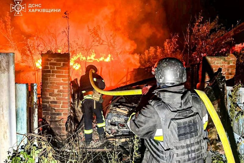 Auf diesem vom ukrainischen Katastrophenschutz zur Verfügung gestellten Foto versuchen Feuerwehrleute, ein Feuer nach einem russischen Angriff in der Region Charkiw zu löschen.