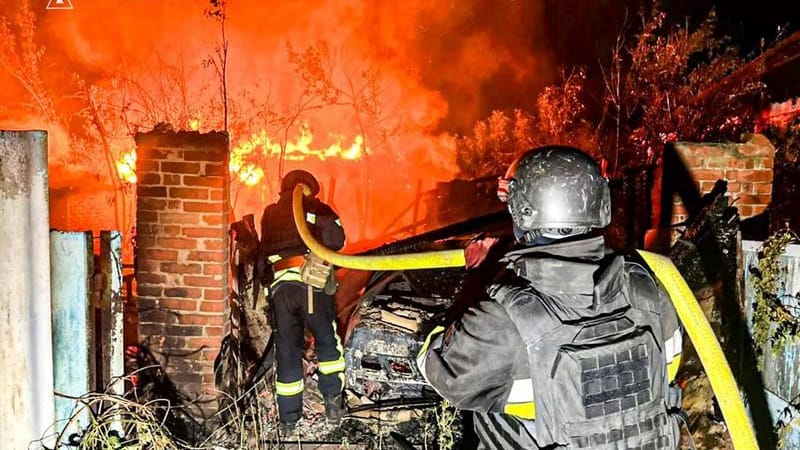 Auf diesem vom ukrainischen Katastrophenschutz zur Verfügung gestellten Foto versuchen Feuerwehrleute, ein Feuer nach einem russischen Angriff in der Region Charkiw zu löschen.