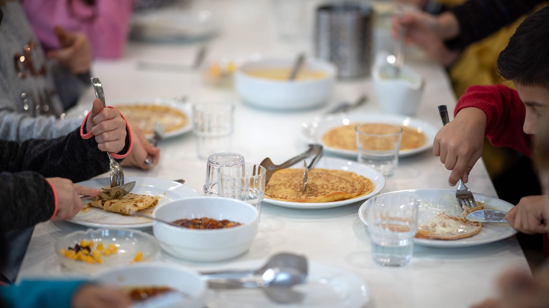 Gemeinsames Mittagessen in der Schule (Symbolfoto): Für viele Hamburger Familien wird das ab August spürbar teurer.