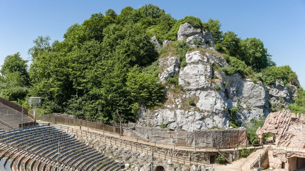Freilichtbühne am Kalkberg: Der 91 Meter hohe Kalkberg begrenzt das Bad Segeberger Kalkbergstadion Richtung Norden.
