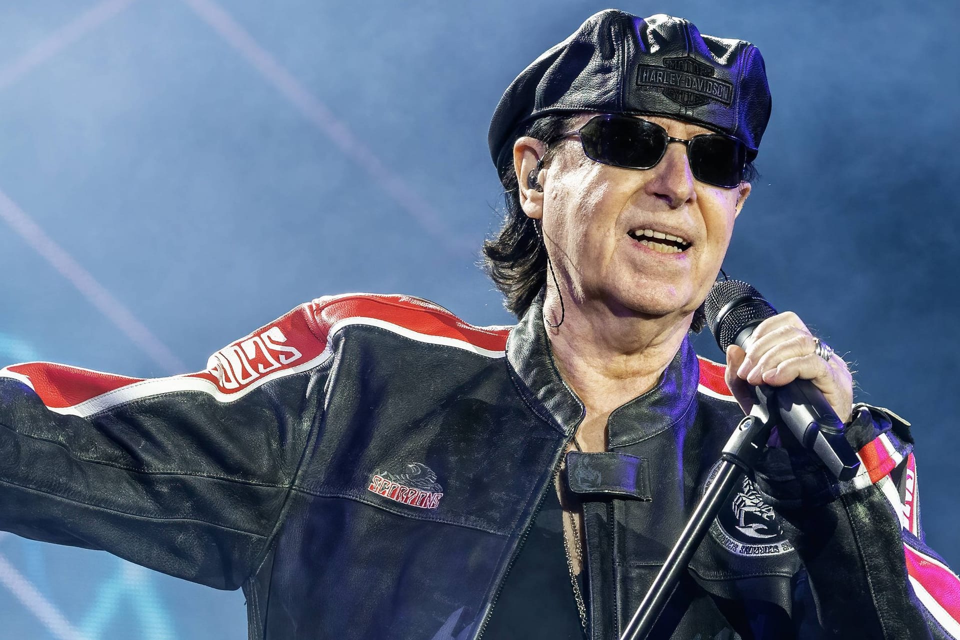 Scorpions-Sänger Klaus Meine auf der Bühne: Der 77-Jährige ist gemeinsam mit Rudolf Schenker der Kopf der Rockband.