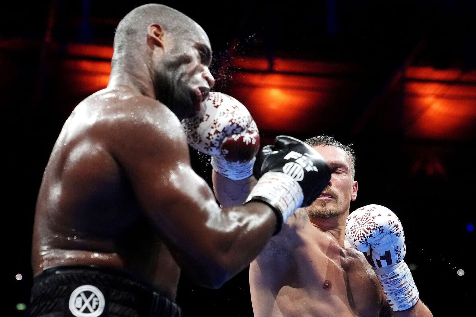 Alexander Usyk (r.) trifft Daniel Dubois im Gesicht: Der Kampf der beiden Schwergewichtler endete mit einer Entscheidung in der fünften Runde.