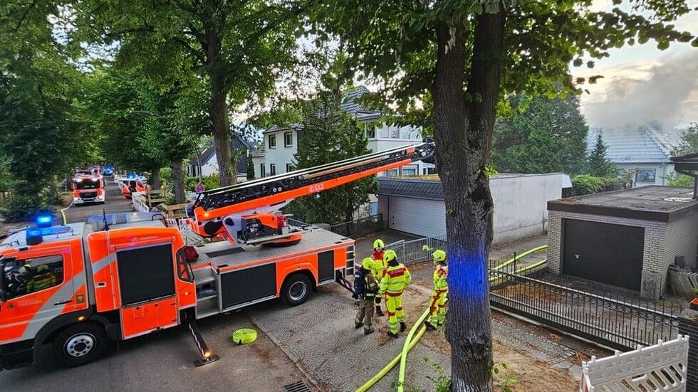 Einsatzkräfte und -fahrzeug in einer Wohnsiedlung: Die Feuerwehr verhinderte ein Übergreifen des Feuers. Einsatzkräfte und -fahrzeug in einer Wohnsiedlung: Die Feuerwehr verhinderte ein Übergreifen des Feuers.