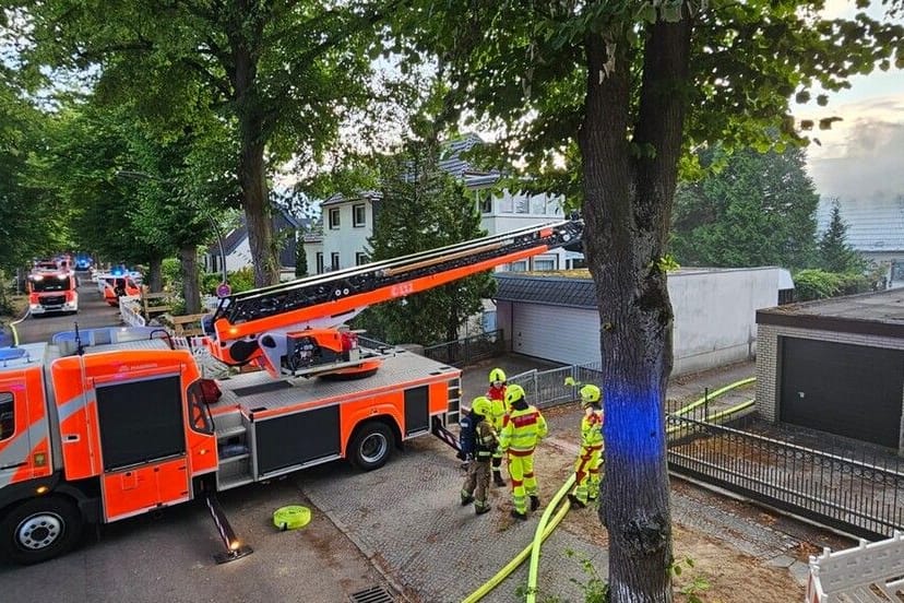 Einsatzkräfte und -fahrzeug in einer Wohnsiedlung: Die Feuerwehr verhinderte ein Übergreifen des Feuers.