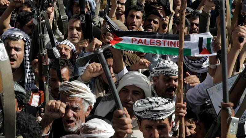 Huthi-Anhänger skandieren Slogans während einer wöchentlichen Anti-USA- und Anti-Israel-Kundgebung. (Symbolbild)