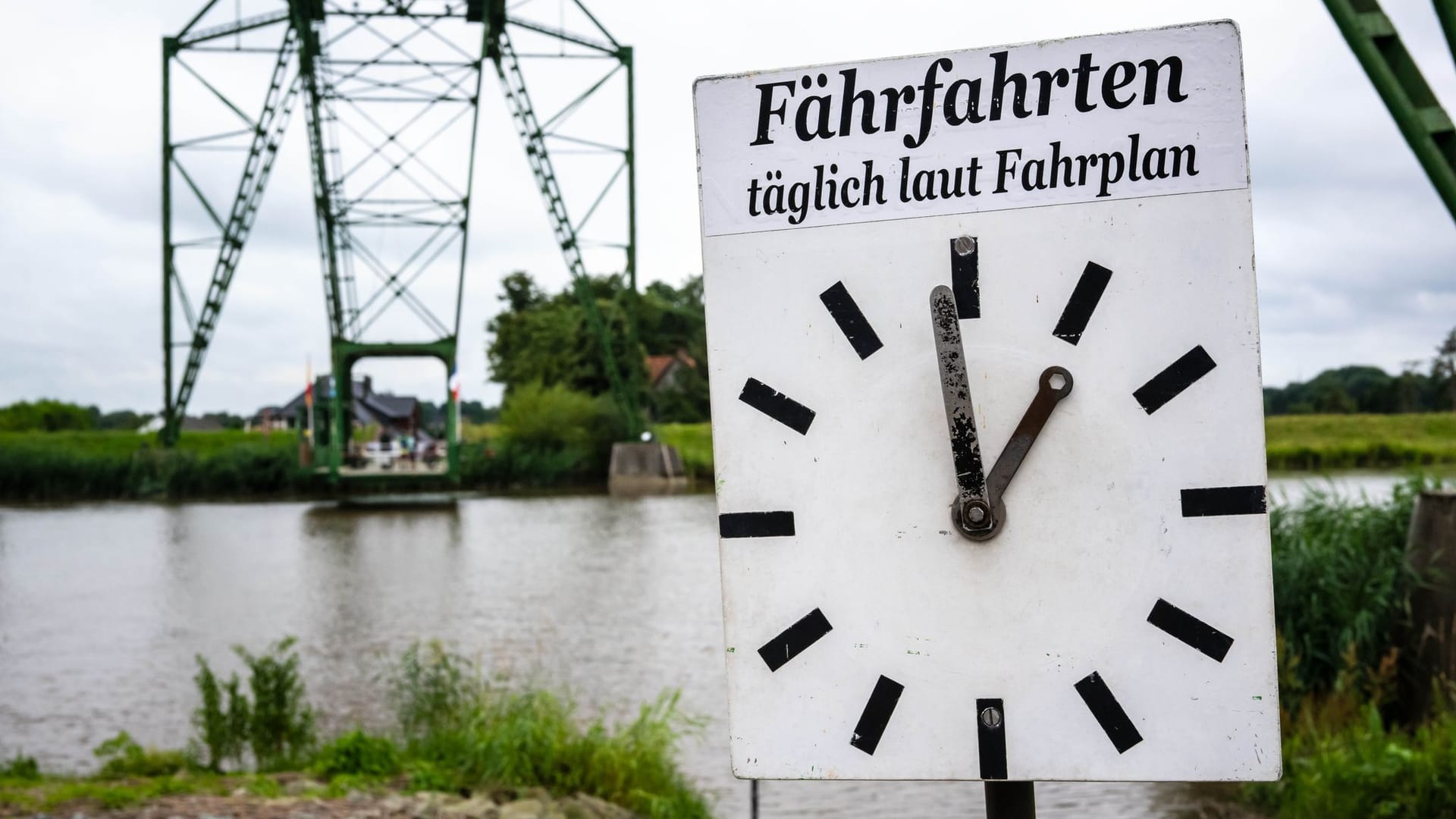 Die historische Schwebefähre fährt über die Oste zwischen Osten und Hemmoor.