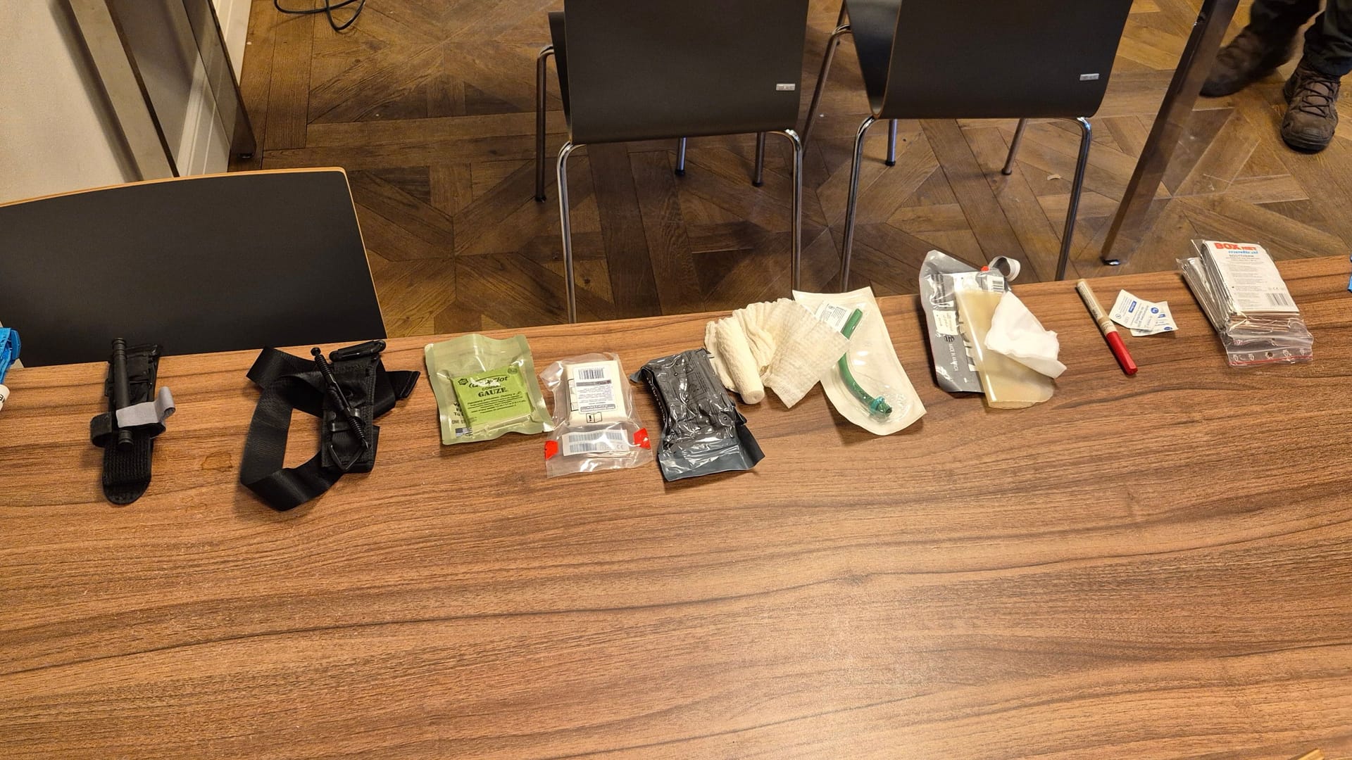 Medizinische Utensilien: Während des Trainings führen alle Teilnehmer eine Tasche mit Bandagen und anderen Hilfsmitteln mit sich.
