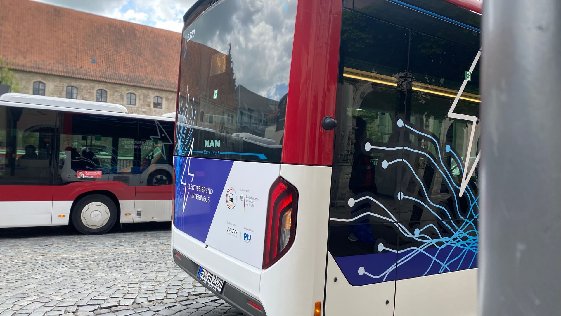 Busse in Braunschweig (Symbolbild): Einige Linien werden aktuell umgeleitet.