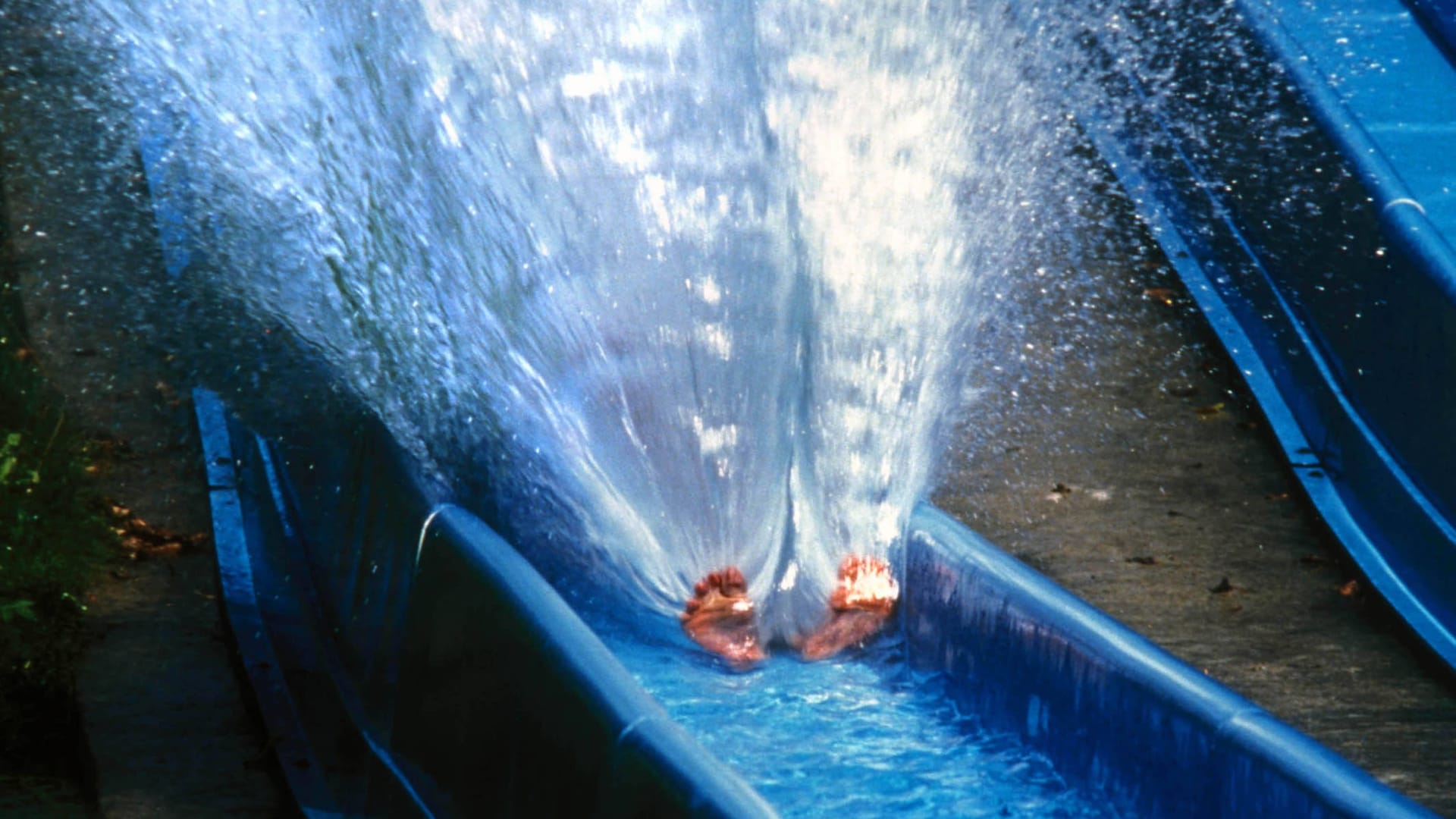 Badegast auf einer Rutsche in einem Münchner Schwimmbad (Symbolfoto): Eine Ratsfraktion will das Schwimmen in der Stadt günstiger machen.
