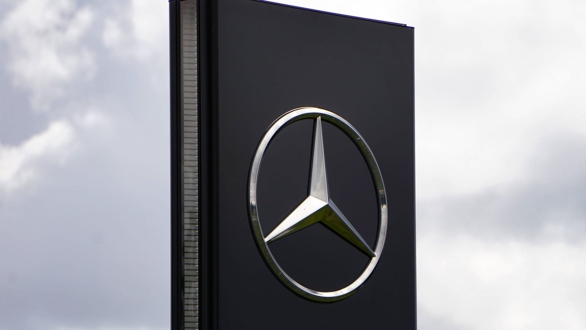 Mercedes-Logo vor einer Verkaufsfiliale (Symbolbild): Der Gewinn des Autobauers ist massiv eingebrochen.