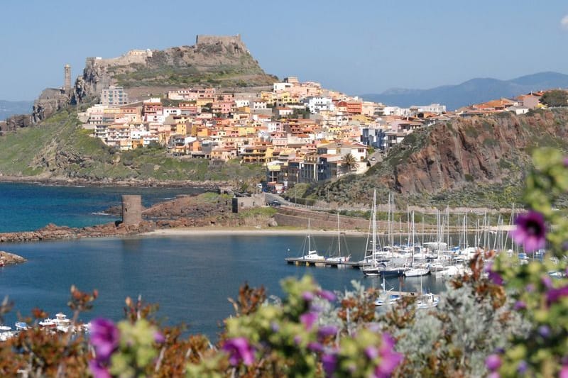 Die Altstadt von Castelsardo (Archivbild): Statt in den Norden von Sardinien zu fliegen, landete die Maschine aus Berlin im Süden der Insel.