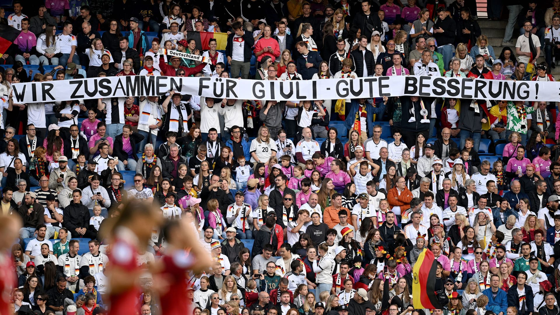 Auch die Fans sendeten eine Botschaft.