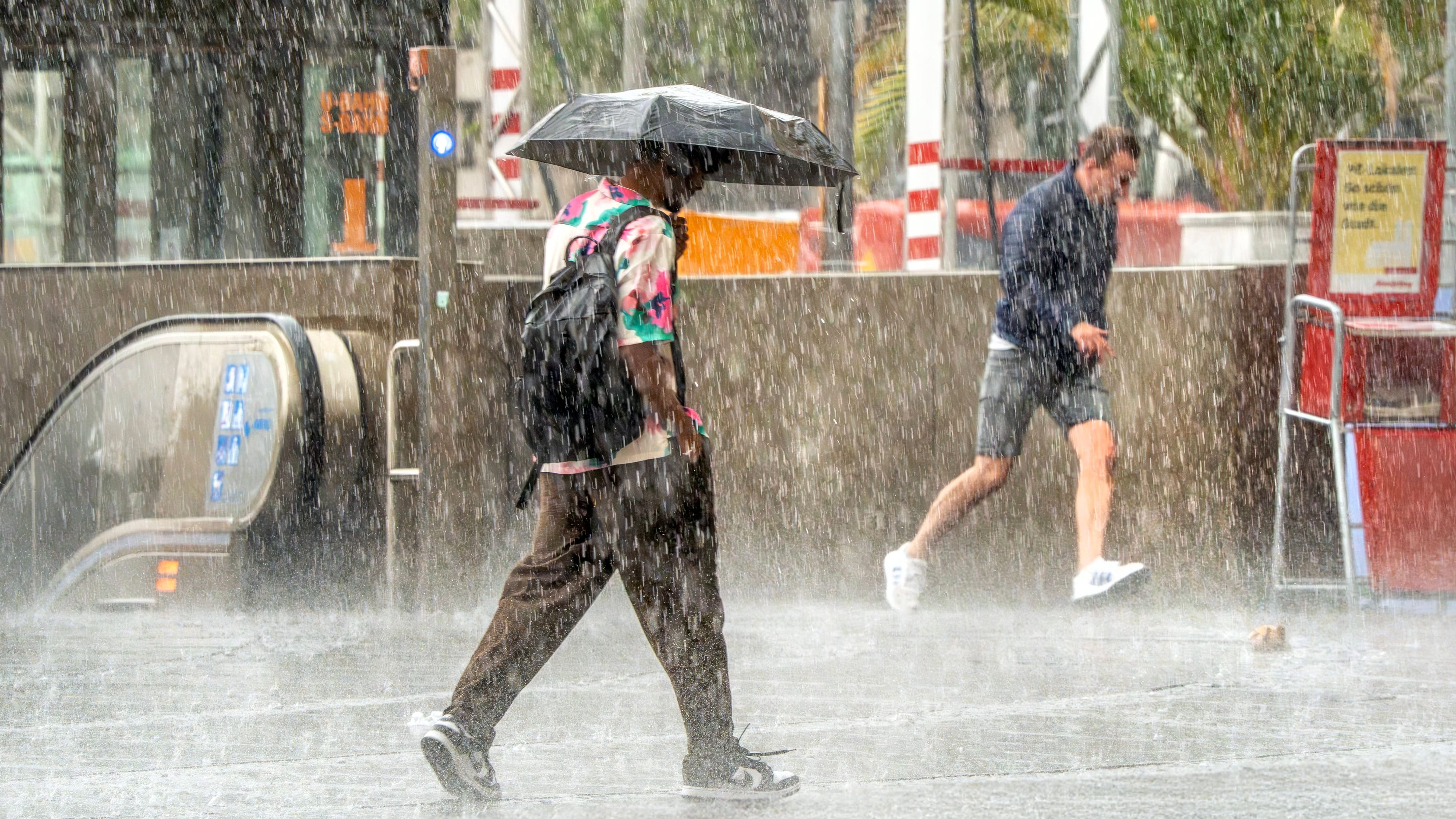 Wolkenbruch in München (Archivbild): Die Wetter-Prognosen sagen für den Süden in Deutschland viel Regen vorher.