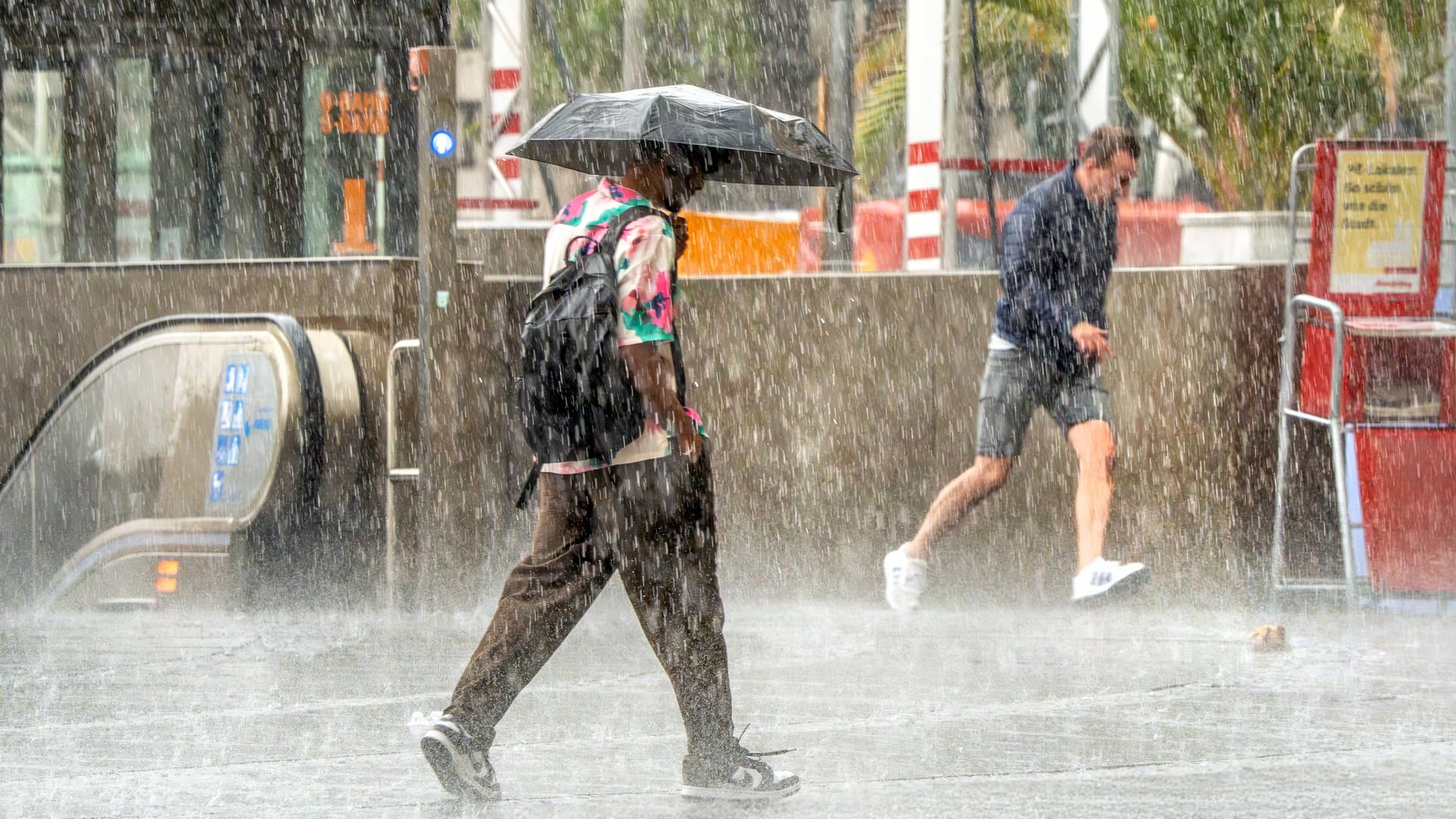 Wolkenbruch in München (Archivbild): Die Wetter-Prognosen sagen für den Süden in Deutschland viel Regen vorher.
