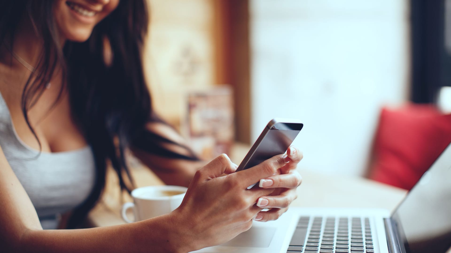 Junge Frau tippt etwas in ihr Smartphone
