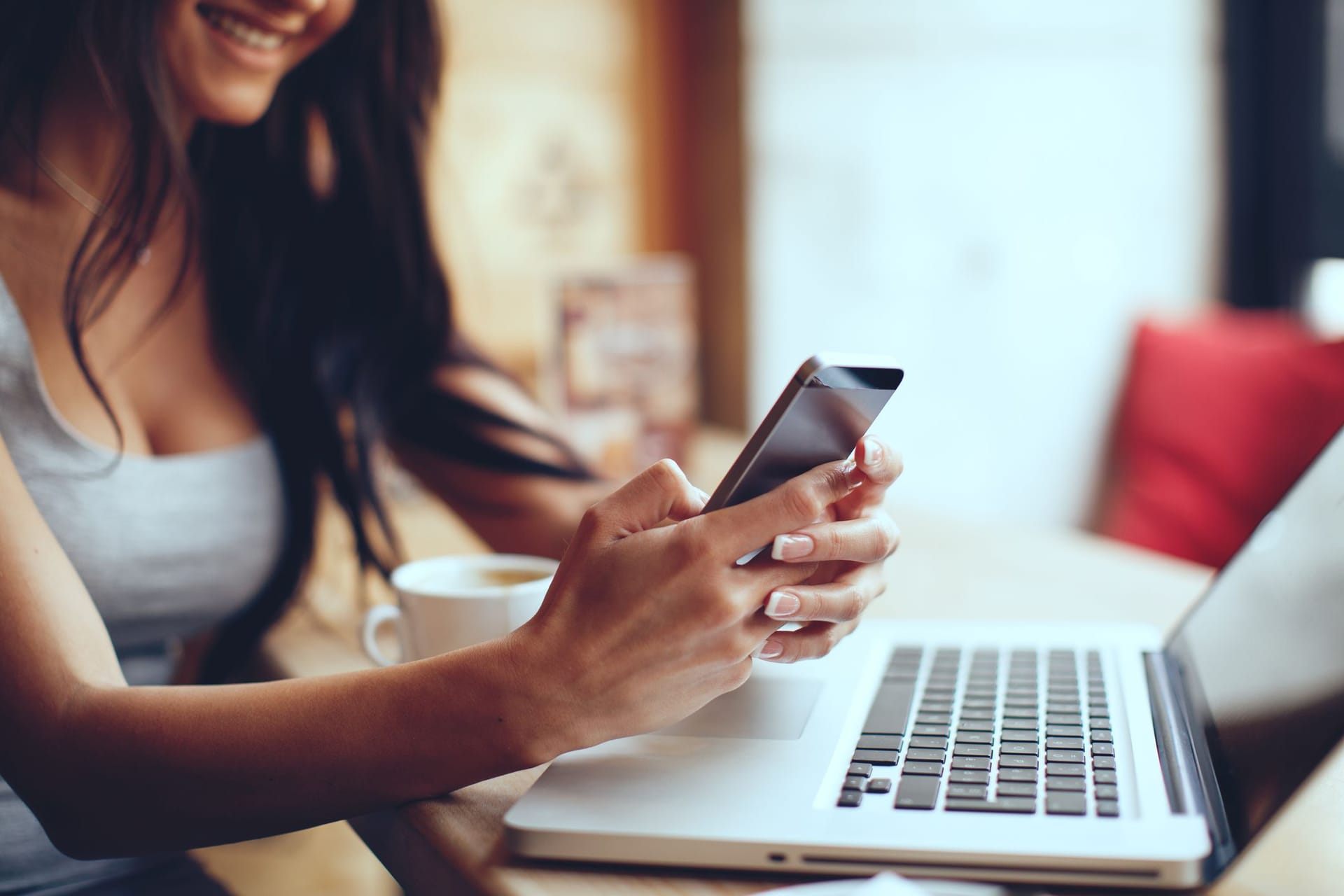 Junge Frau tippt etwas in ihr Smartphone