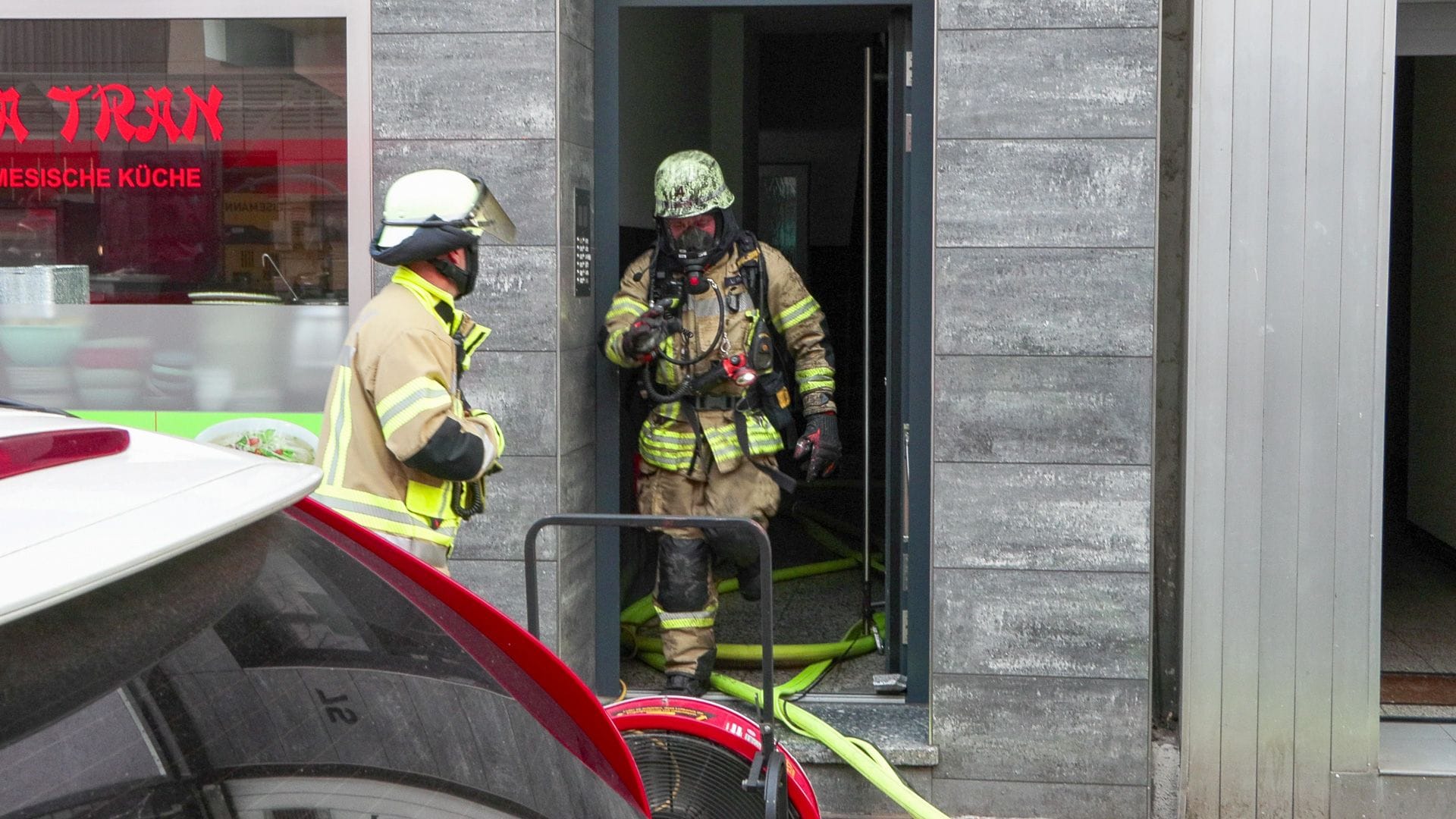 Kellerbrand in einem Mehrfamilienhaus - Keller stark verraucht -