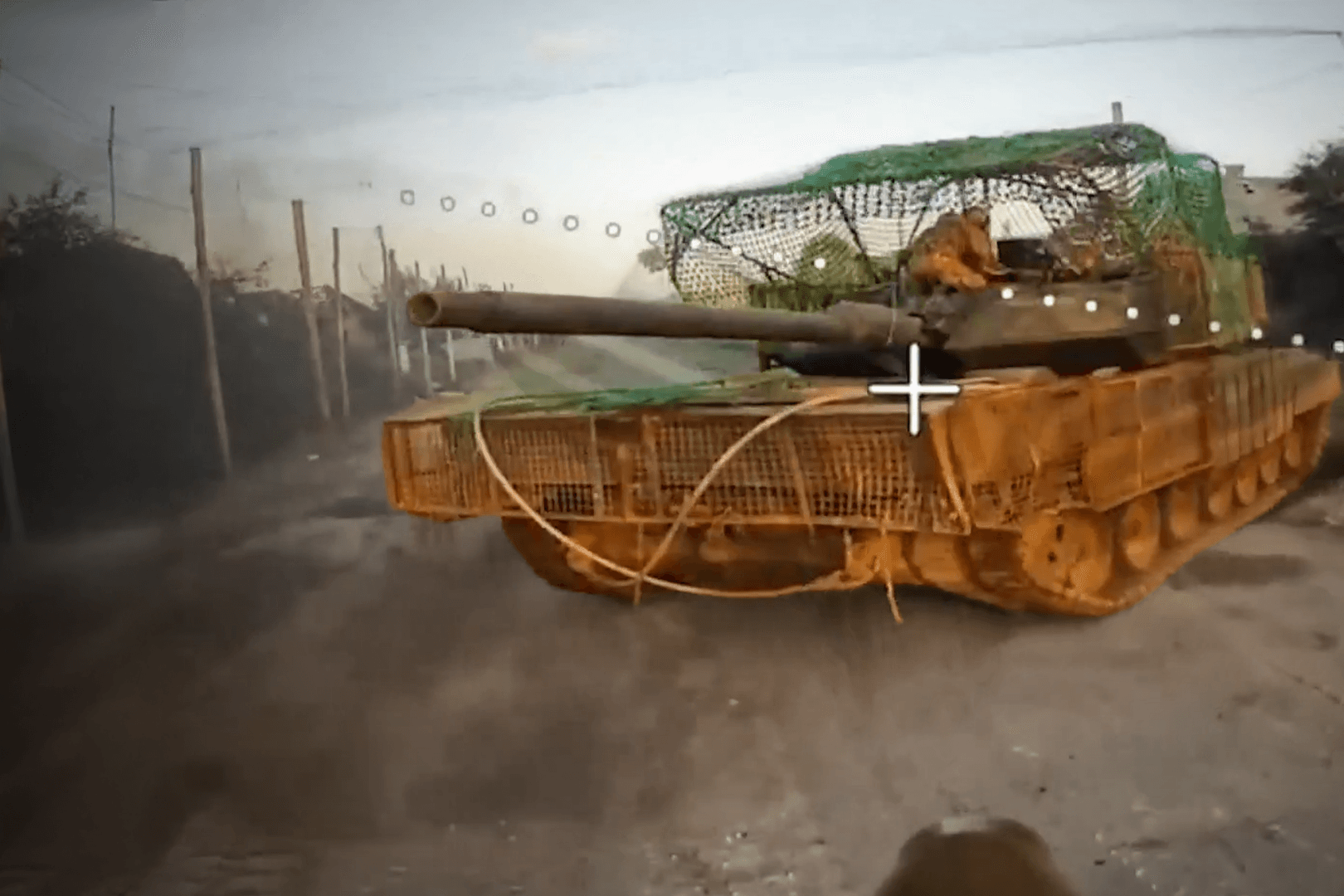 Eine russische Glasfaserdrohne nimmt einen Kampfpanzer vom Typ Leopard 2A6 der ukrainischen Streitkräfte ins Visier