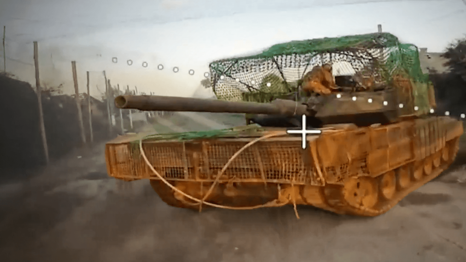 Eine russische Glasfaserdrohne nimmt einen Kampfpanzer vom Typ Leopard 2A6 der ukrainischen Streitkräfte ins Visier