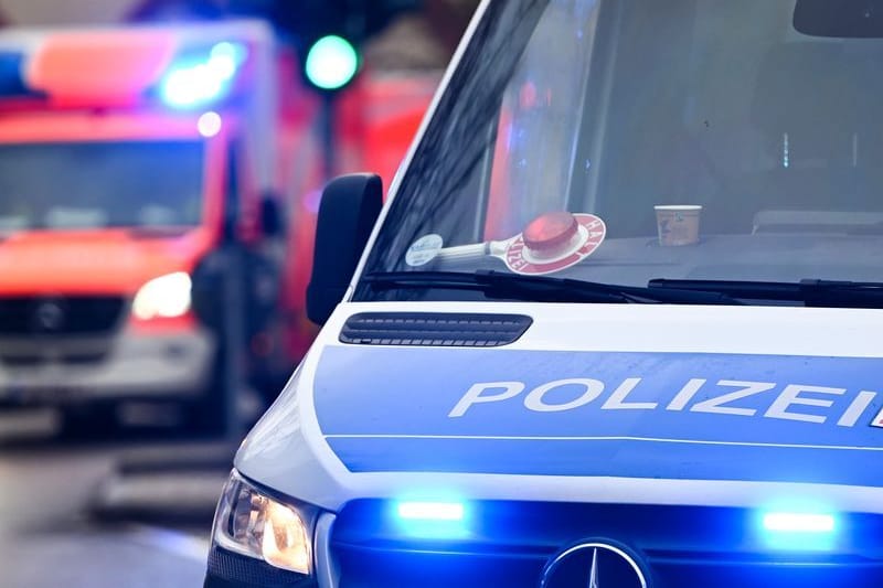 Ein Polizeiauto und ein Rettungswagen mit Blaulicht (Symbolbild): Das Opfer kam zur stationären Aufnahme und Behandlung in ein Krankenhaus.