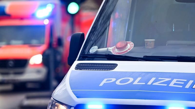 Ein Polizeiauto und ein Rettungswagen mit Blaulicht (Symbolbild): Das Opfer kam zur stationären Aufnahme und Behandlung in ein Krankenhaus.