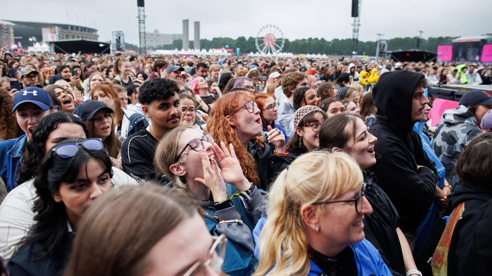 Zuschauer verfolgen den Auftritt eines Künstlers beim Lollapalooza Festival Berlin: Das Thema "Awareness" ist den Veranstaltern wichtig.